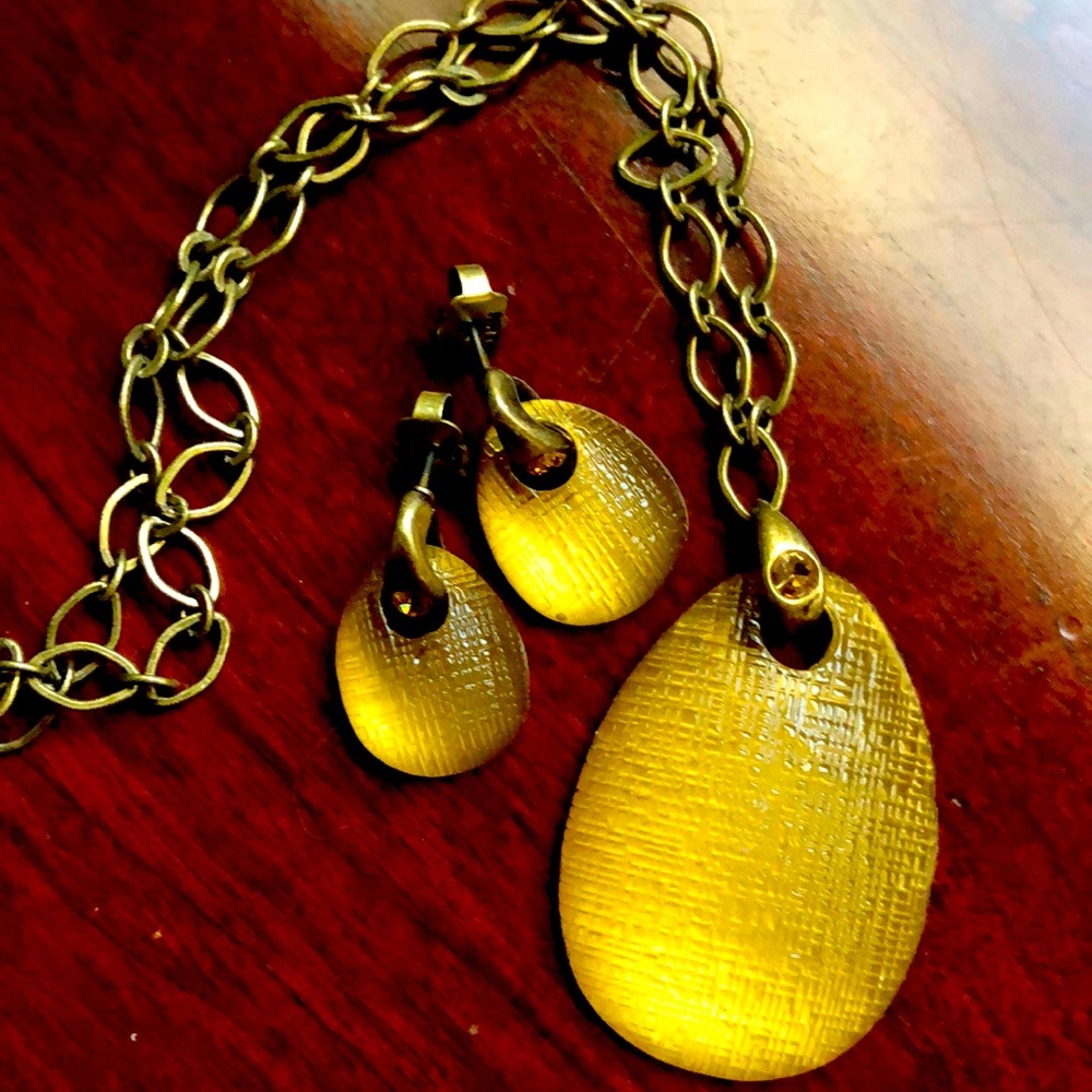 Beautiful necklace and earrings set